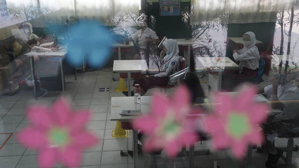 Ilustrasi. Siswa menggunakan waktu istirahat untuk makan dan minum dalam uji coba pembelajaran tatap muka dengan menjalankan protokol kesehatan di SD Negeri Pekayon Jaya VI, Kota Bekasi, Jawa Barat, Senin (3/8/2020). 