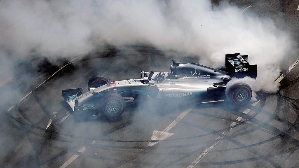 Pebalap Mercedes asal Finlandia, Valtteri Bottas, memamerkan keahliannya mengendarai mobil Formula 1 dalam pameran mobil khusus di Budapest, Hongaria,  Senin (1/5).