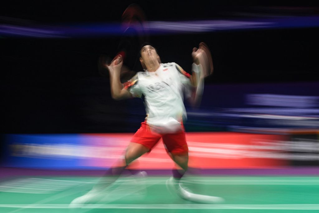 The action of Indonesian men's badminton singles player Jonatan Christie during his match against Chinese badminton player Li Shi Feng in the 2024 Thomas Cup final at Chengdu Hi Tech Zone Sports Center Gymnasium, Chengdu, China, on Sunday (5/5/2024). Jonatan won with a score of 21-16, 15-21, 21-17.