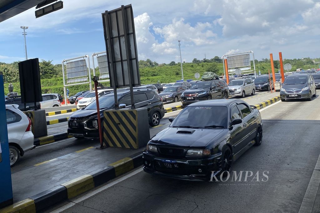 Pelintas bersiap memasuki Gerbang Tol Kalikangkung, Semarang, Jawa Tengah, Kamis (5/5/2022). Mulai Jumat (6/5/2022), rekayasa lalu lintas berupa sistem satu arah dan ganjil genap akan diterapkan untuk mengantisipasi kemacetan pada masa arus balik Lebaran 2022.