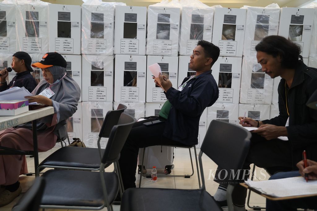Para saksi melakukan pemantauan rekapitulasi surat suara Pemilu 2024 tingkat kecamatan di GOR Cilandak, Jakarta Selatan, Senin (20/2/2024).    