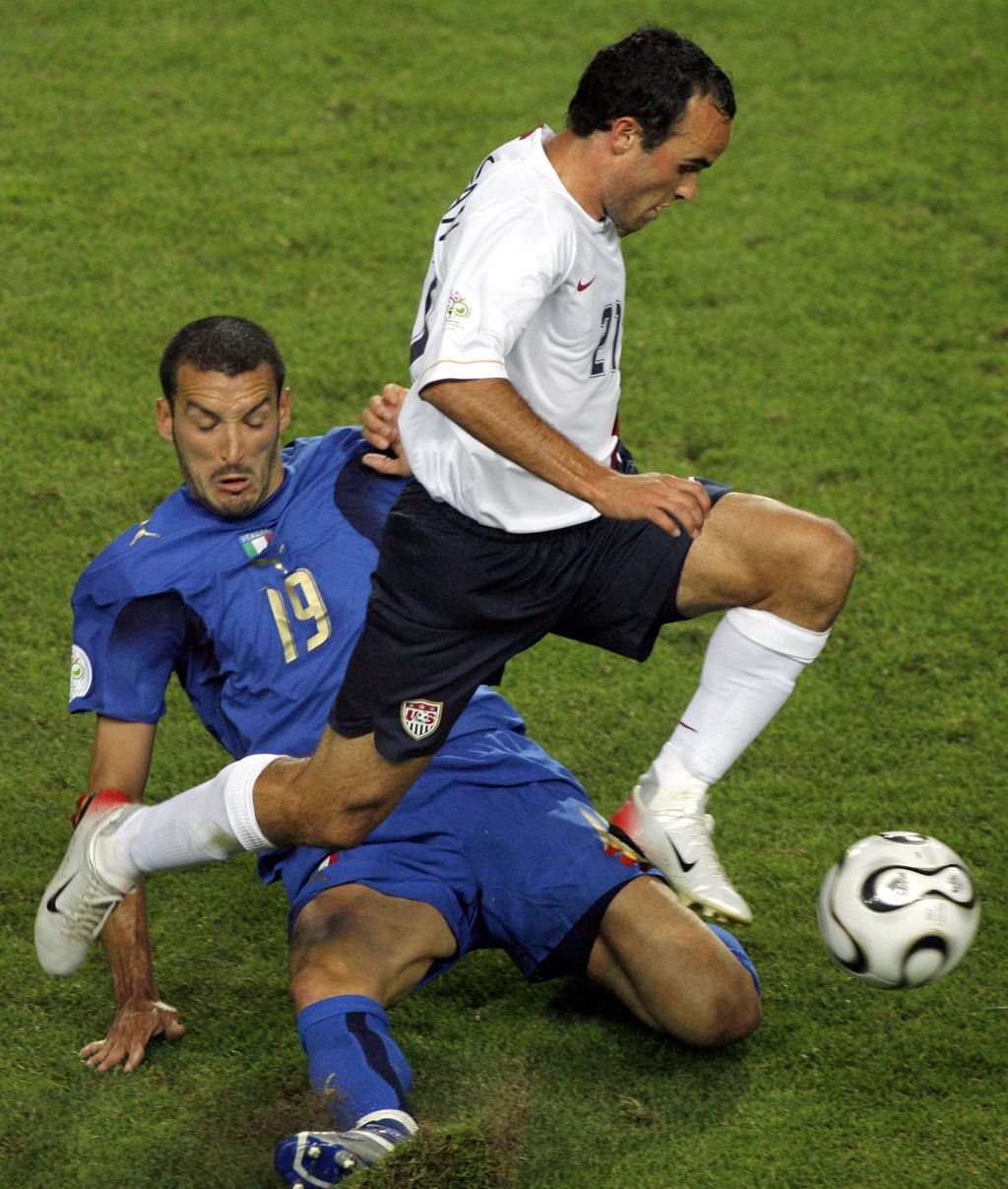 Pemain Amerika Serikat Landon Donovan ditekel pemain Italia Gianluca Zambrotta pada laga Grup E Piala Dunia 2006 Jerman, 17 Juni 2006.