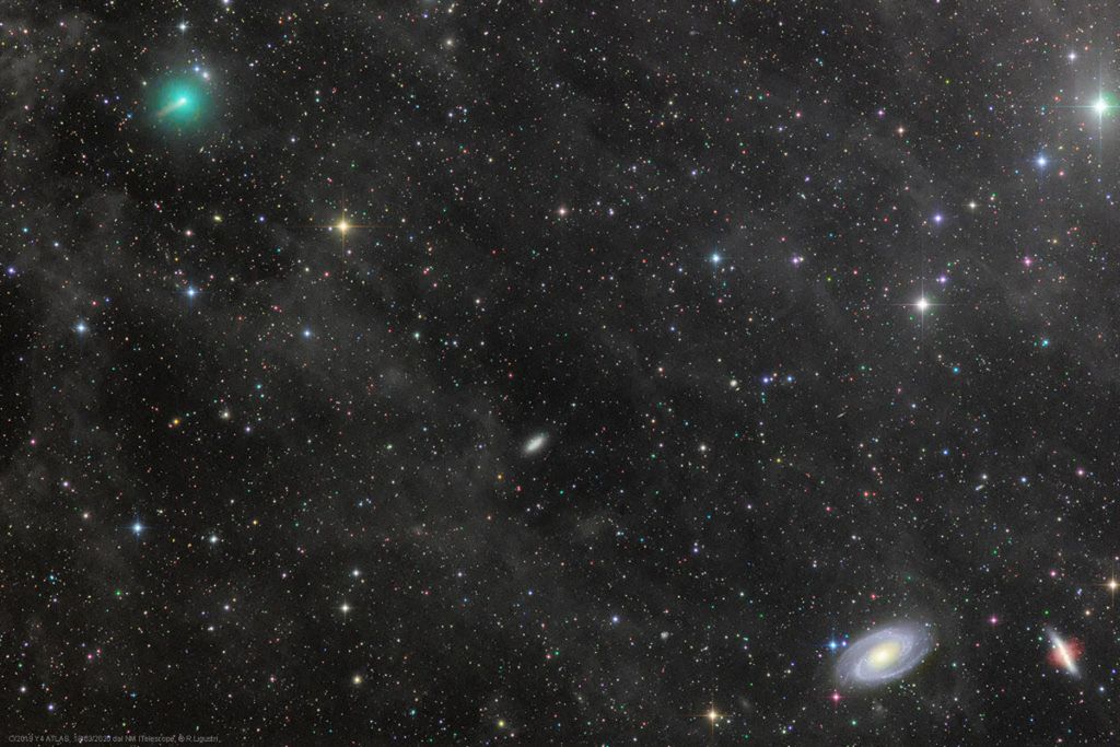 Atlas C/2019 Y4 彗星呈绿色，摄于 2020 年 3 月 18 日，拍摄于美国新墨西哥州。在右下角，您可以看到两个相互作用的星系，即星系 M81 和 M82。