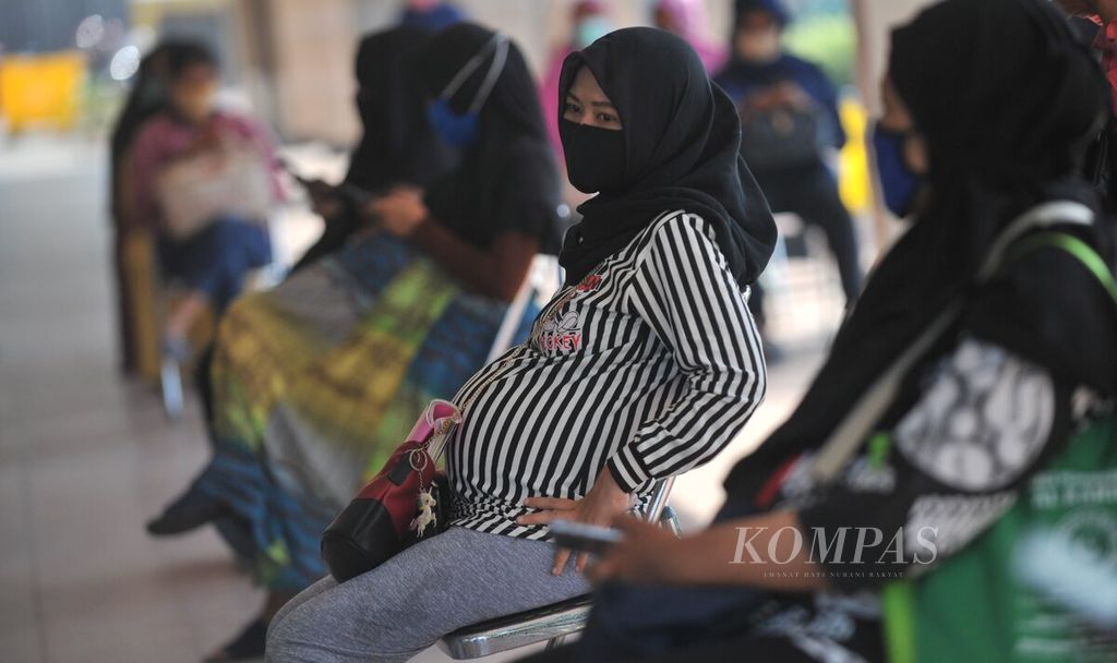 Ibu hamil antre untuk mengikuti tes <i>swab</i> massal untuk ibu hamil di GOR Pancasila, Surabaya, Jawa Timur, Selasa (28/7/2020). Tes <i>swab</i> gratis dilakukan kepada ibu hamil yang memasuki usia kandungan 37 minggu. 