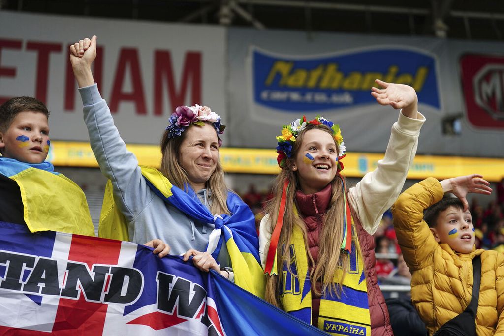 Fans timnas Ukraina saling memberi dukungan untuk timnya saat final playoff kualifikasi Piala Dunia 2022 antara Wales dan Ukraina di Stadion Cardiff City, Cardiff, Minggu (5/6/2022). Ukraina gagal ke putaran final Piala Dunia 2022 setelah dikalahkan Wales, 0-1. 