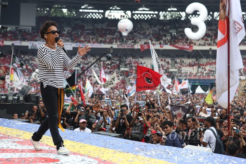 Vokalis Slank, Kaka, bernyanyi di hadapan sukarelawan dan simpatisan Ganjar-Mahfud di Stadion Utama Gelora Bung Karno, Jakarta (3/2/2024). 