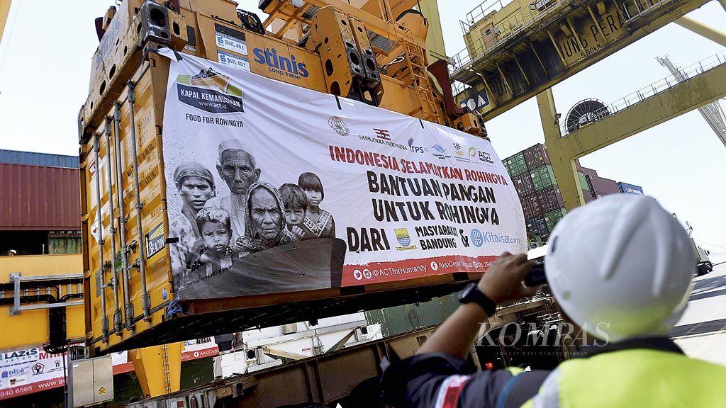 Peti kemas  berisi bantuan kemanusiaan dari  Aksi Cepat Tanggap (ACT) untuk Rohingya diangkat untuk diangkut oleh kapal di Pelabuhan Terminal Peti Kemas, Surabaya, Kamis 21 September 2017. Bantuan itu merupakan bagian dari kemitraan pemerintah dan swasta untuk terlibat aktif dalam mengemban misi kemanusiaan.