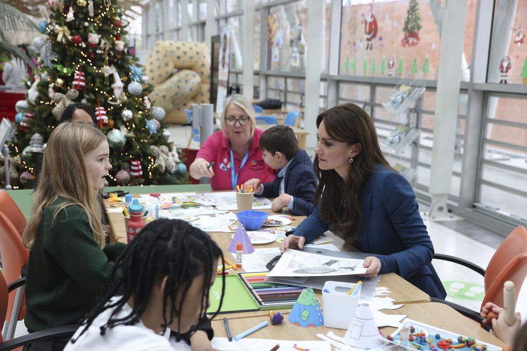 Putri Kate sedang berbicara dengan anak-anak saat mengunjungi Evelina London di Rumah Sakit St Thomas, London, Inggris, pada 5 Desember 2023. 