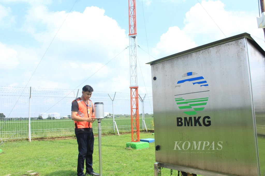 Petugas mengecek alat untuk mengukur curah hujan di kantor Badan Meteorologi, Klimatologi, dan Geofisika (BMKG) Stasiun Meteorologi Kertajati di kawasan Bandara Internasional Jawa Barat Kertajati, Kabupaten Majalengka, Jumat (26/1/2024).