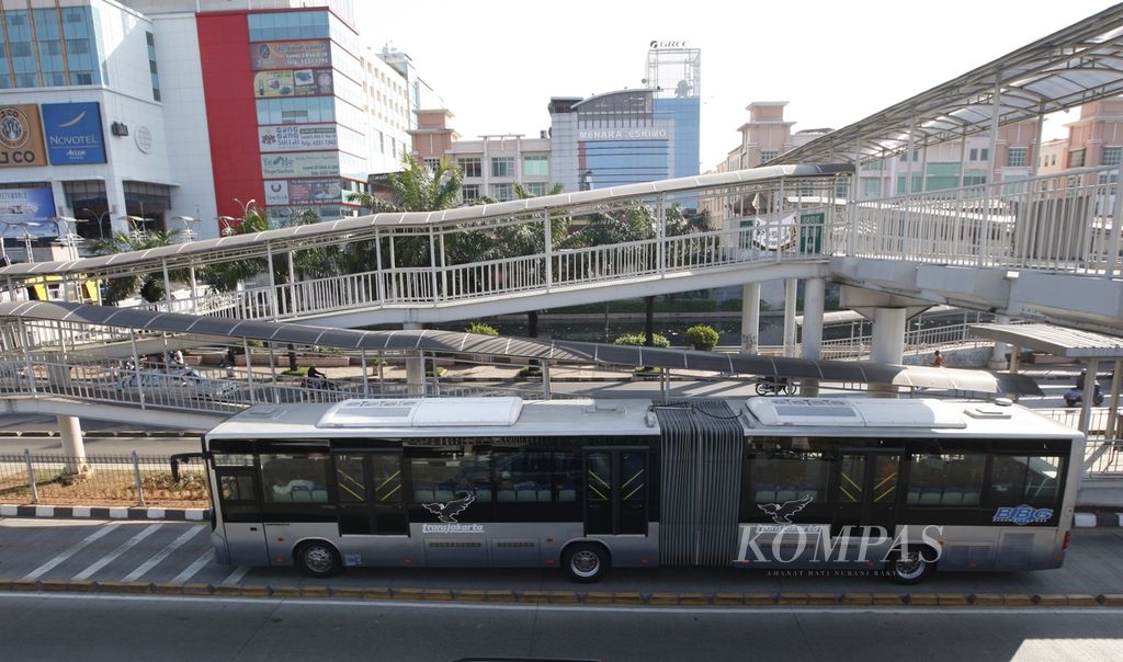 Salah satu armada bus Transjakarta gandeng melintas di Jalan Gunung Saharai, Jakarta Utara, saat uji coba armada tersebut di Koridor 5 (Kampung Melayu-Ancol), beberapa waktu lalu.