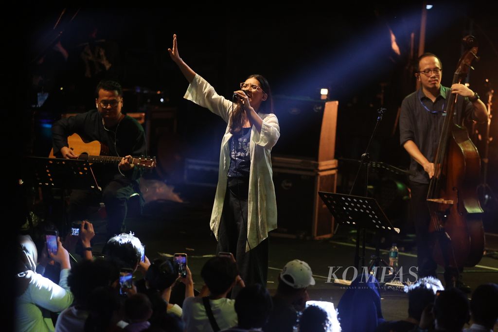 Penyanyi Monita Tahalea tampil di panggung Sepat ajang Ngayogjazz di Dusun Cibuk Kidul, Margoluwih, Seyegan, Sleman, DI Yogyakarta, Sabtu (19/11/2022) malam. Ngayogjazz kembali digelar dengan menghadirkan 40 penampil.