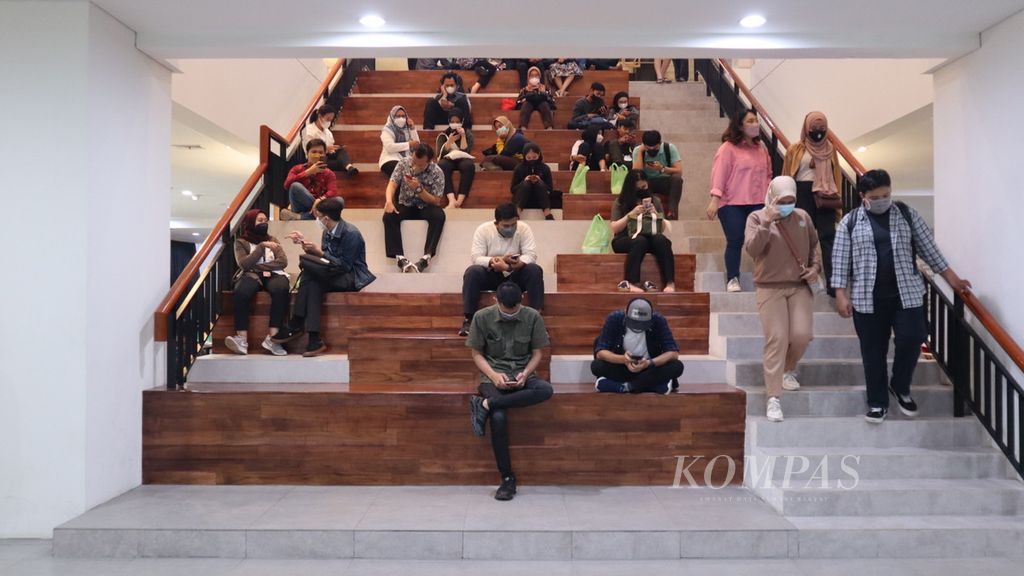 Sejumlah pengunjung duduk di salah satu sudut lantai basemen pusat perbelanjaan Sarinah di Jalan MH Thamrin, Jakarta Pusat, Rabu (6/4/2022) sore.