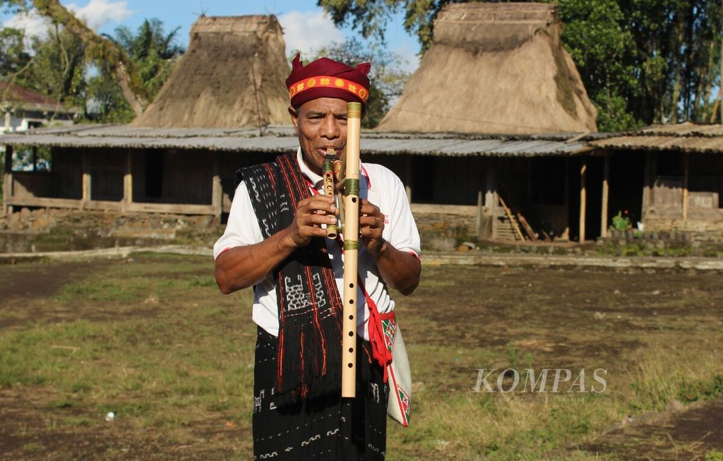 Marselus Selu (64) meniup foy doa, alat musik tradisional Ngada yang terbuat dari bambu, di Kampung Adat Wogo, Desa Ratogesa, Kecamatan Golewa, Kabupaten Ngada, Nusa Tenggara Timur, Rabu (22/6/2022).