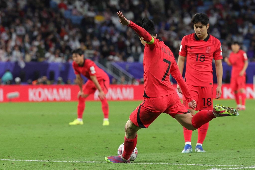 Kapten Korea Selatan, Son Heung-min, mencetak gol melalui tendangan bebas di babak perpanjangan waktu melawan Australia, Sabtu (3/2/2024) dini hari WIB. 