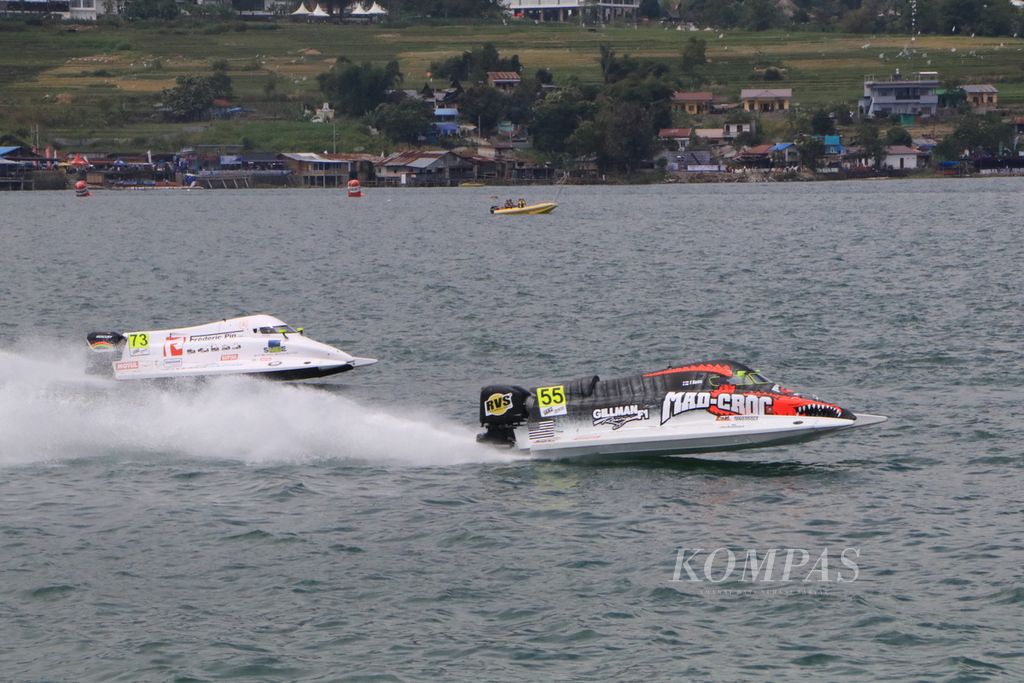 Pebalap menjajal lintasan Kejuaraan Dunia Perahu Motor Formula 1 (F1H2O) di perairan Balige, Kabupaten Toba, Sumatera Utara, Jumat (24/2/2023). 