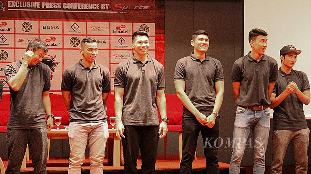 Pemain Garuda Bandung dihadirkan pada konferensi pers menjelang laga play off Liga Basket Indonesia (IBL) menghadapi BSB Hangtuah di Kota Bandung, Jawa Barat, Kamis (1/3). Laga play off dijadwalkan pada 2, 3, dan 5 Maret 2018 di GOR C-Tra Arena, Bandung.