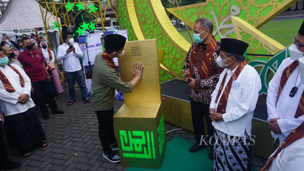 Wali Kota Surakarta Gibran Rakabuming Raka (baju hijau) meluncurkan acara bertajuk ”Semarak Ramadan 2022” di Kota Surakarta, Jawa Tengah, Sabtu (2/4/2022). Acara tersebut bertujuan untuk menyemarakkan suasana Ramadhan di kota tersebut.