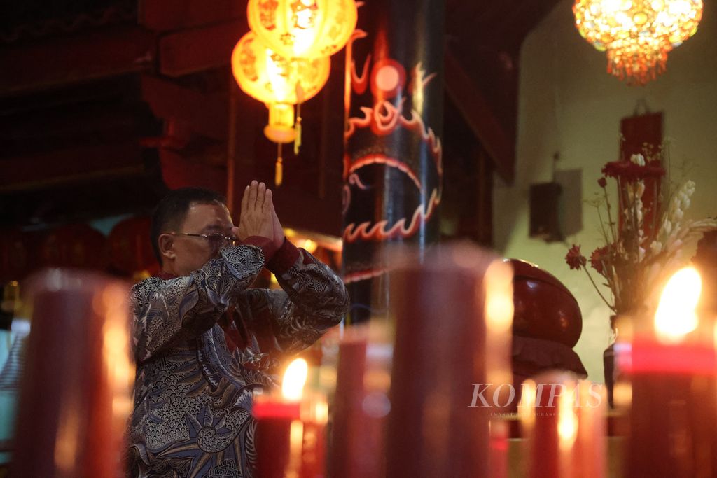 Warga keturunan Tionghoa mendatangi Kelenteng Kwan Tee Kiong, Jetis, Yogyakarta, untuk berdoa menyambut tahun baru Imlek, Jumat (9/2/2024).