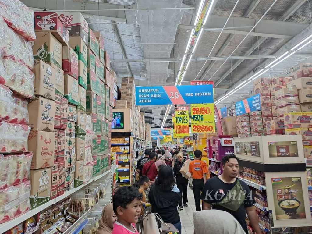 Retail shops in the Bintaro area, South Tangerang, Banten, were filled with people a few days before the first fast of 2024, Sunday (10/3/2024).