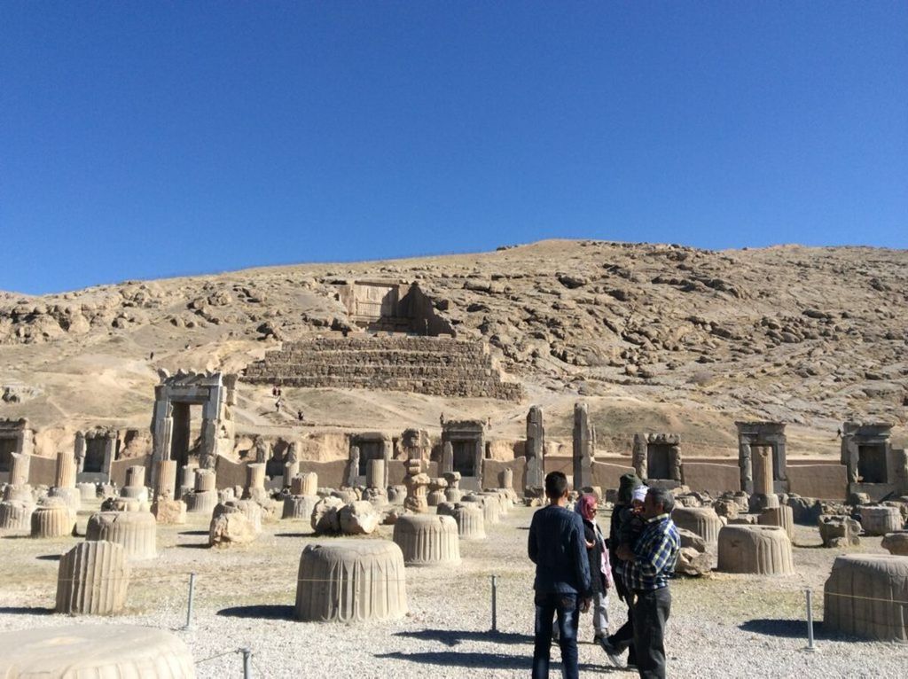 Berwisata ke situs ibu kota kerajaan Persia di Persepolis, Iran selatan, sekitar dua jam bermobil dari kota Shiraz.