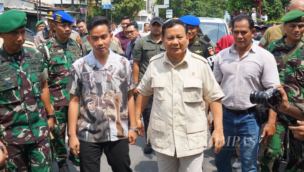 Menteri Pertahanan Prabowo Subianto, didampingi Wali Kota Surakarta Gibran Rakabuming Raka, saat melakukan kunjungan kerja di Surakarta, Jawa Tengah (24/1/2023). Dalam kesempatan itu, Prabowo juga membagikan kendaraan dinas bagi babinsa dan sembako kepada sejumlah warga.