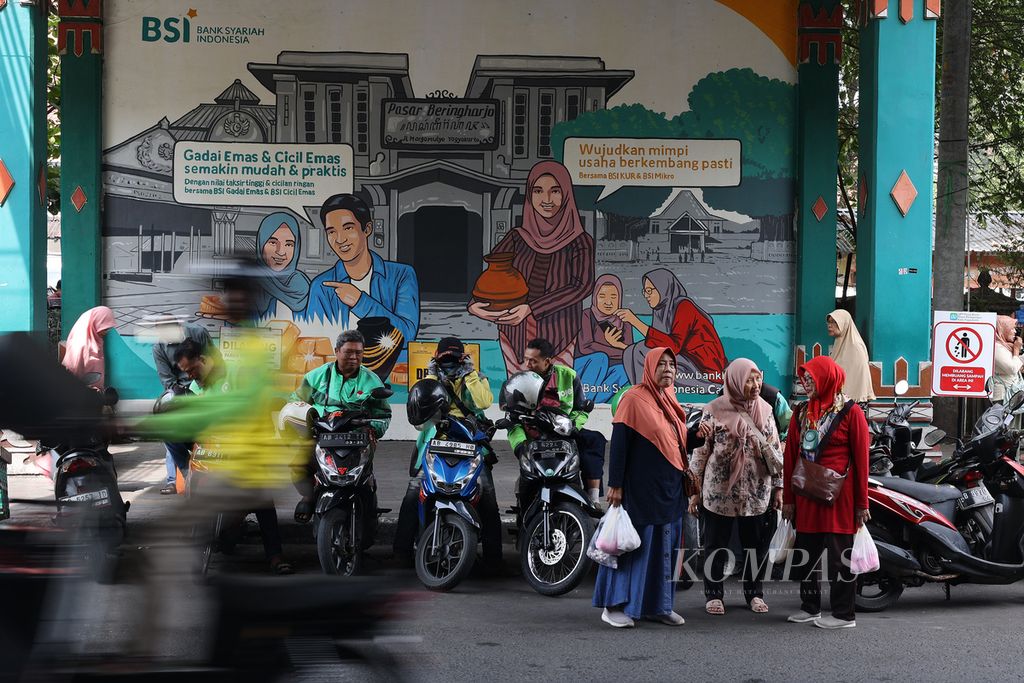 Pengemudi ojek daring menanti penumpang di Pasar Beringharjo, Yogyakarta, Rabu (7/8/2024). 