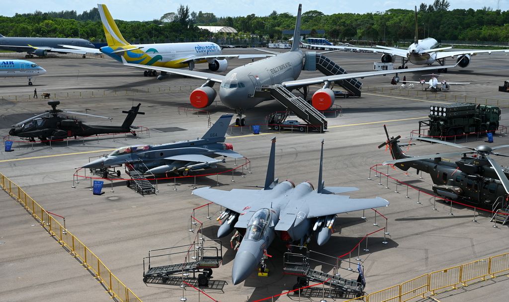 Pesawat militer dan komersial dipamerkan dalam Singapore Airshow.