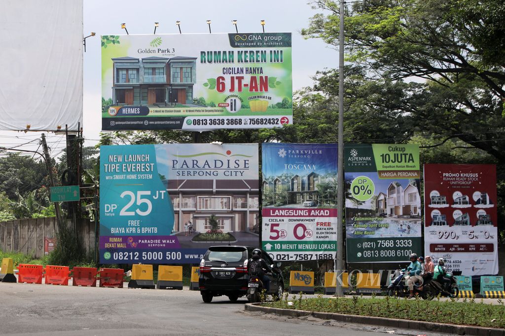 Baliho iklan perumahan terpasang di pinggir jalan di Serpong, Tangerang Selatan, Banten, 5 Januari 2022. 