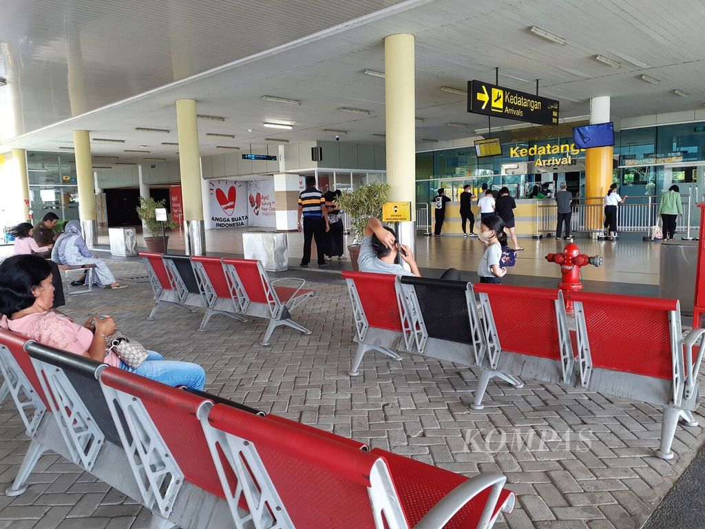 Jumlah penumpang transportasi udara di Bandara Sultan Thaha mencapai rata-rata 3.000 orang per hari menjelang Tahun Baru ini alias meningkat dibandingkat dengan tahun lalu yang berkisar 2.000 penumpang per hari. Tampak suasana di Bandara Sultan Thaha, Jambi, Rabu (28/12/2022). 