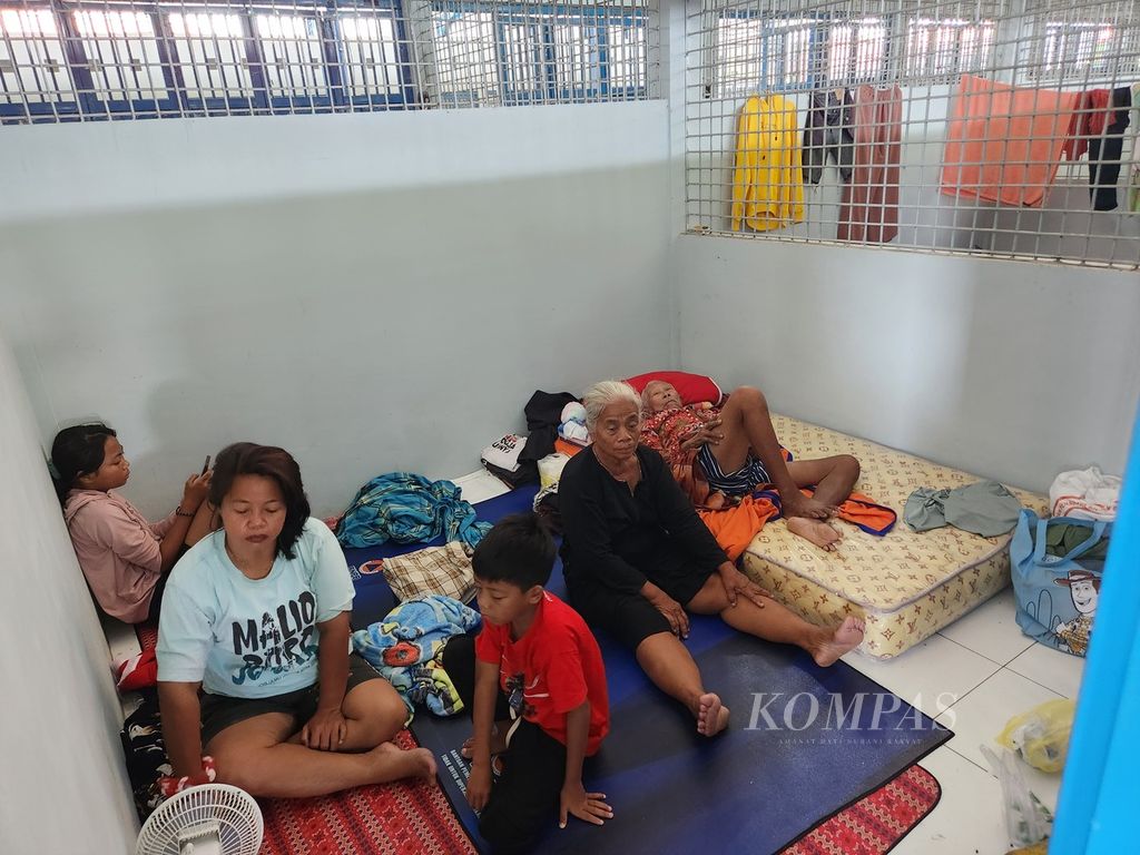 Sejumlah warga asal Demak beristirahat di tempat pengungsian Pasar Saerah, Kabupaten Kudus, Jawa Tengah, Selasa (19/3/2024). Mereka memilih mengungsi ke Kudus karena tempat tinggalnya berada di wilayah perbatasan. 