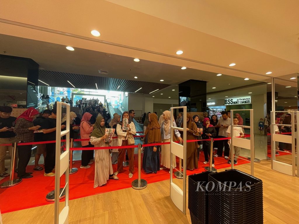 The atmosphere at the opening of the Uniqlo outlet at CSB Mall Cirebon on Friday (29/3/2024).