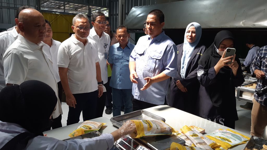 Menteri Perdagangan Zulkifli Hasan saat meninjau sentra UMKM di Bandar Lampung, Sabtu (7/1/2023). Kementerian Perdagangan mendorong produk UMKM agar bisa menembus pasar ekspor. 