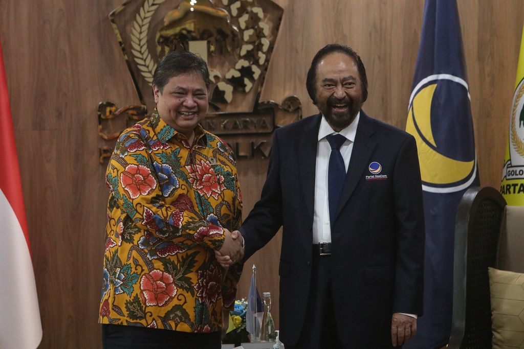 Ketua Umum Partai Golkar Airlangga Hartarto (kiri) berjabat tangan dengan Ketua Umum Partai Nasdem Surya Paloh (kanan) di Kantor DPP Partai Golkar, Jakarta, Rabu (1/2/2023). 