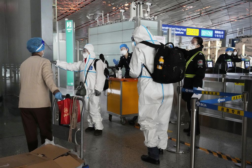 Sebagian penumpang pesawat di China masih mengenakan perangkat pelindung seperti terihat di Bandar Udara  Beijing, China, pada Desember 2022. 