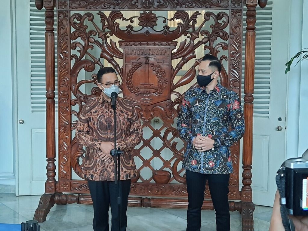 Gubernur DKI Jakarta Anies Baswedan (kiri) menerima kunjungan Ketua Umum Partai Demokrat Agus Harimurti Yudhoyono (kanan) di Balai Kota DKI Jakarta, Kamis (6/5/2021).
