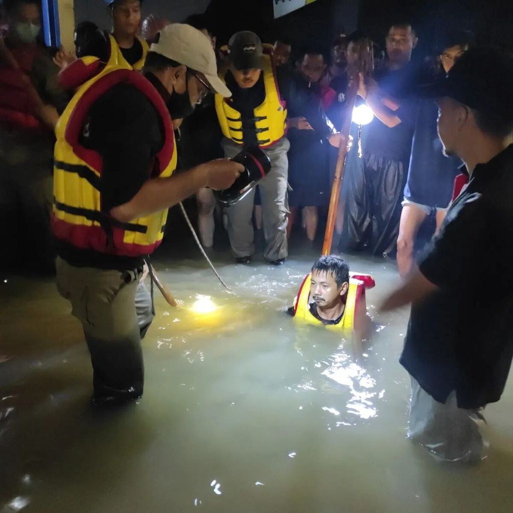 Tim gabungan BPBD Kota Tangerang dan Satpol PP Tangerang Selatan mencari anak korban tenggelam dan terbawa arus di Kelurahan Kunciran, Kecamatan Pinang, Kota Tangerang, Kamis (17/3/2022).