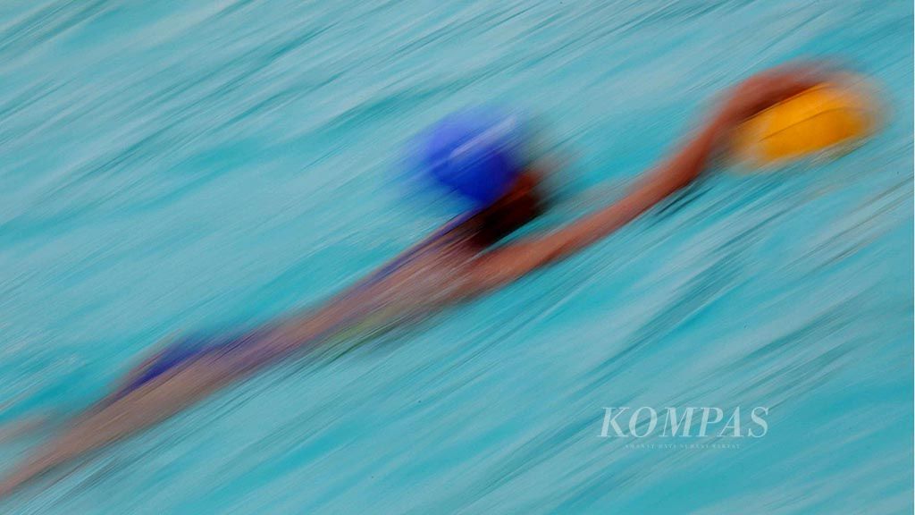 Tim polo air putri Indonesia mengikuti pemusatan latihan di bawah pengawasan  pelatih asal Serbia, Zoran Kontic, di kolam renang Pertamina Simprug, Jakarta Selatan, Rabu (26/4). Sebanyak 14 atlet polo air putri ditempa untuk menghadapi SEA Games 2017 dan Asian Games 2018.