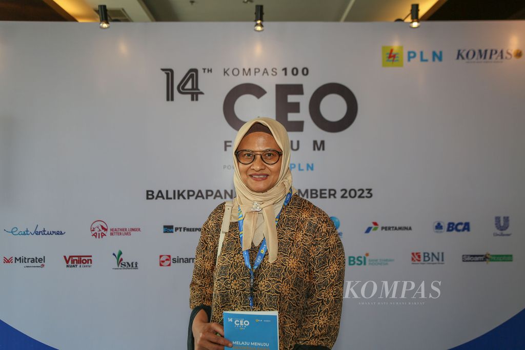 Presiden Direktur dan CEO PT XL Axiata Dian Siswarini berpose di acara Kompas100 CEO Forum Powered by PLN di Hotel Novotel, Balikpapan, Kalimantan Timur, Rabu (1/11/2023). 