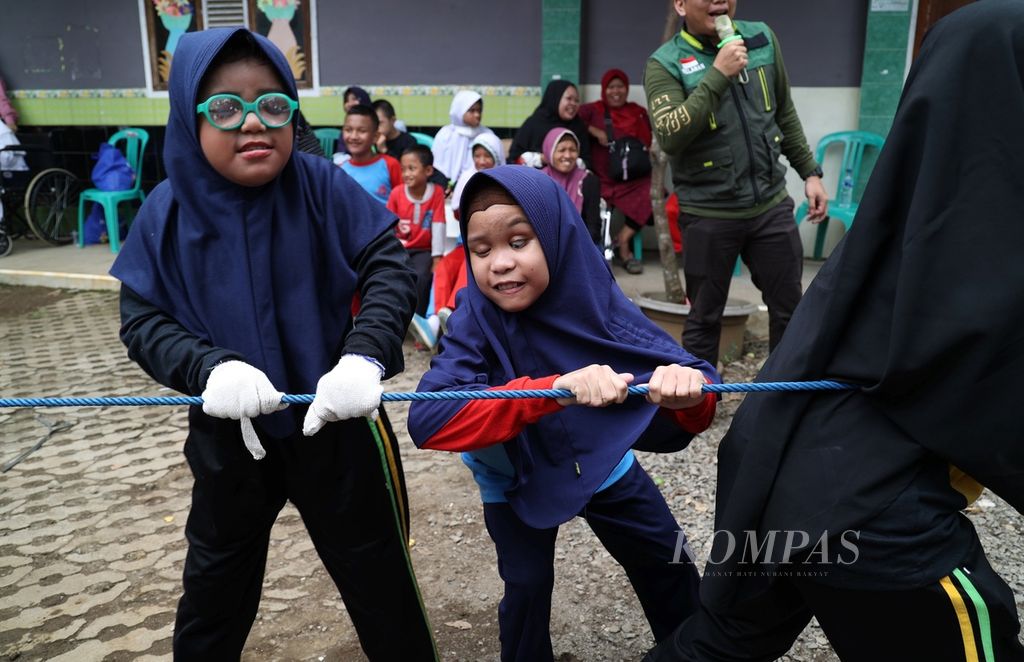 Siswa-siswi difabel netra Sekolah Luar Biasa Cahaya Quran mengikuti lomba tarik tambang di kawasan Cibinong, Bogor, Jawa Barat, Rabu (17/8/2022)