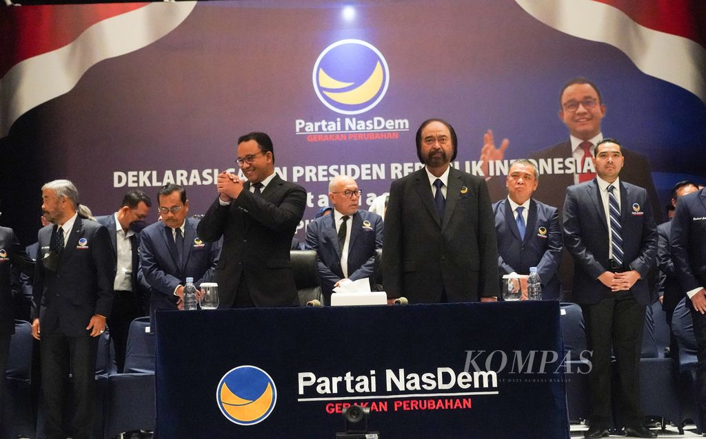 Suasana saat Ketua Umum Partai Nasdem Surya Paloh (kanan depan) mengumumkan keputusan Nasdem mengusung Anies Baswedan (kiri depan) sebagai bakal capres di Pilpres 2024 di Nasdem Tower, Jakarta, Senin (3/10/2022). 