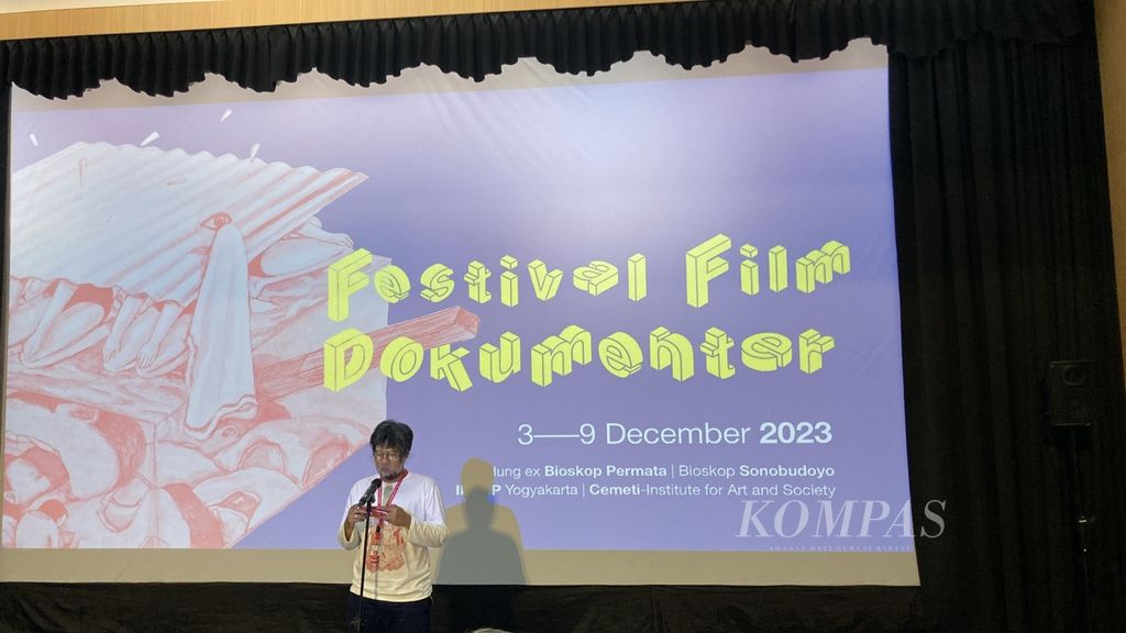 Direktur Festival Film Dokumenter (FFD) 2023 Kurnia Yudha Fitranto dalam acara pembukaan FFD 2023 di Yogyakarta, Minggu (3/12/2023) malam.  Sebanyak 84 film dari 42 negara yang ditayangkan. 