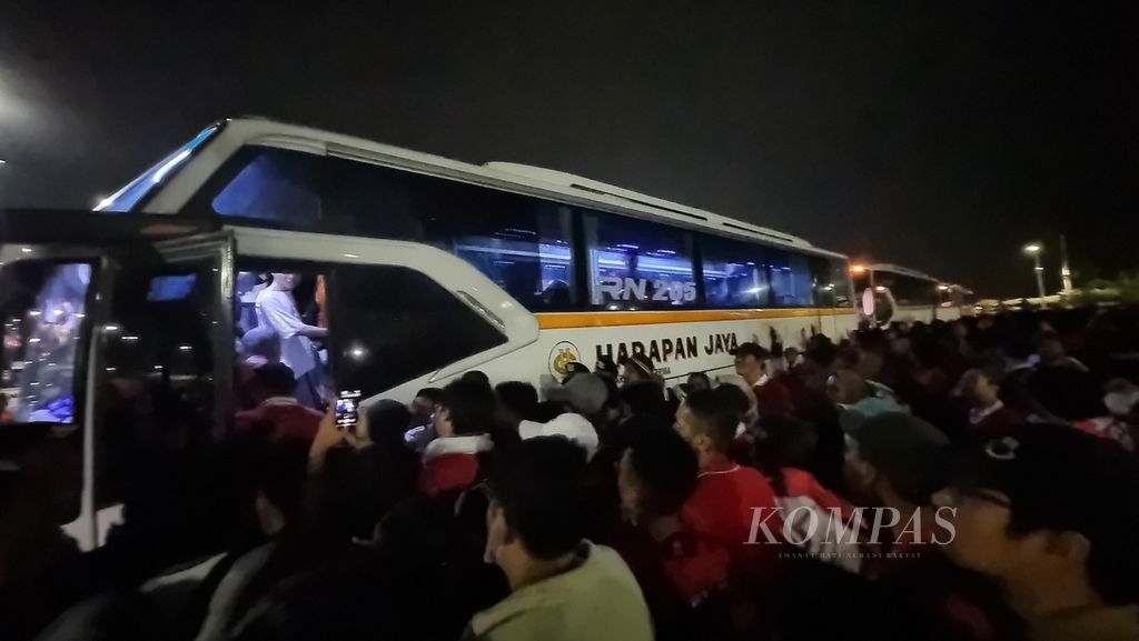 Penonton berdesak-desakan untuk menaiki <i>shuttle bus</i> seusai menyaksikan laga pembuka Piala Dunia U-17 2023 di Stadion Gelora Bung Tomo, Surabaya, Jawa Timur, Jumat (10/11/2023) malam.