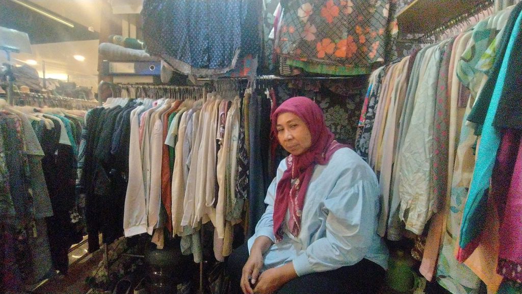 Euis (57), salah seorang pedagang, masih bertahan di kiosnya di Plaza Semanggi, Rabu (7/12/2022).