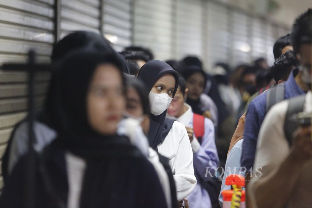 Antrean para pencari kerja saat mengikuti bursa kerja Jakarta Job Fair di Pusat Grosir Cililitan, Kramatjati, Jakarta, Selasa (19/9/2023).