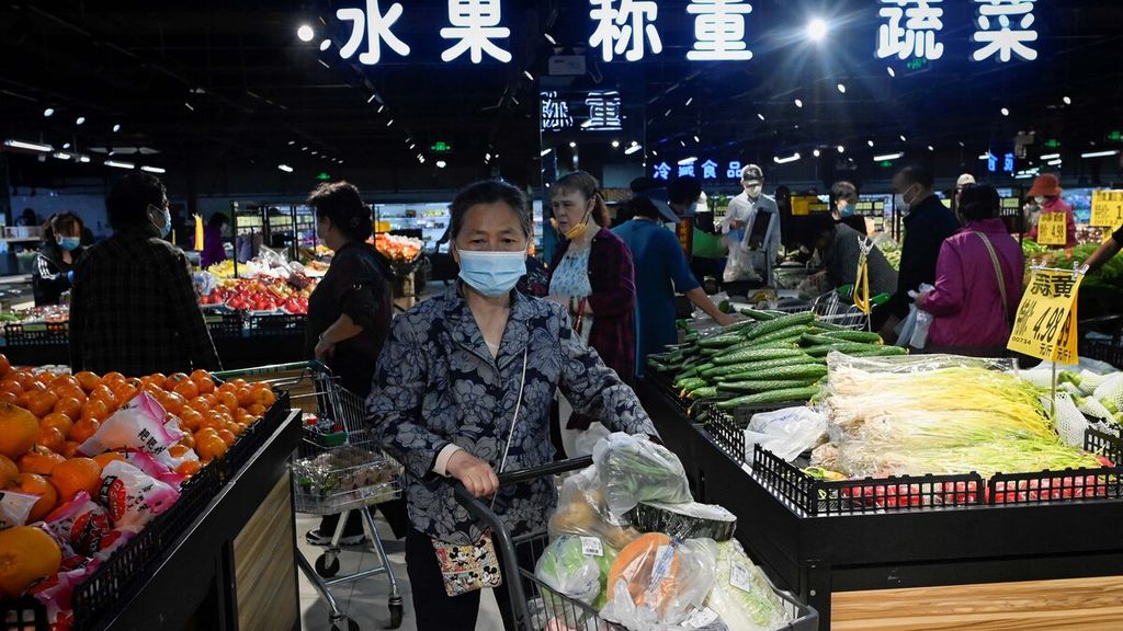 Warga memenuhi supermarket di Beijing China untuk berbelanja, Senin (25/4/2022). Kekawatiran akan adanya lockdown di Beijing seperti halnya yang terjadi di Shanghai menyebabkan warga berbelanja untuk menyetok makanan. 