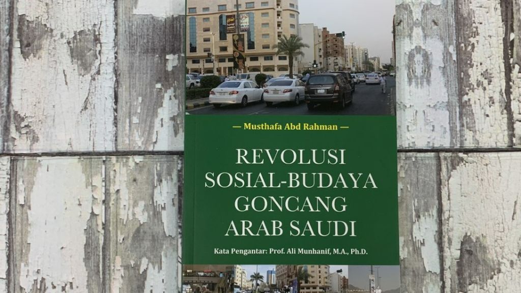Halaman muka buku berjudul <i>Revolusu Sosial-Budaya Goncang Arab Saudi.</i>