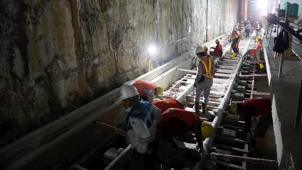 Pembangunan proyek Mass Rapid Transit (MRT) di kawasan Stasiun Bundaran HI, Jakarta Pusat, Kamis (16/11). Pada sebagian jalur bawah tanah di koridor ini, sejumlah bantalan rel dan rel sudah dipasang. Adapun sistem persinyalan MRT ditargetkan dipasang pada akhir Desember 2017.