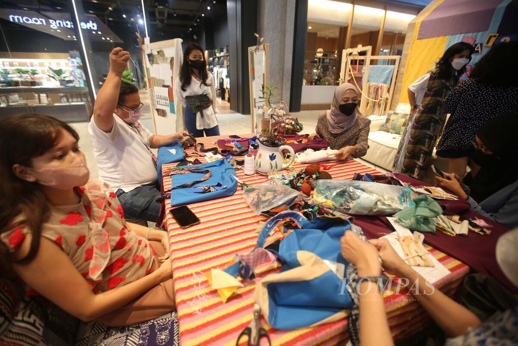 Kesibukan peserta kegiatan <i>workshop </i>kampanye pemanfaatan kembali kain dan baju bekas bertajuk "Barang Lama Bersemi Kembali" yang diselenggarakan Komunitas Setali di Mall Astha, SCBD, Jakarta, Jumat (17/6/2022), 