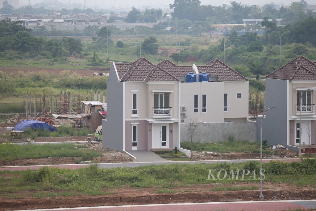 Deretan rumah baru dibangun di sebuah kluster perumahan di kawasan Gunung Batu, Kabupaten Tangerang, Banten, Minggu (26/4/2020). 