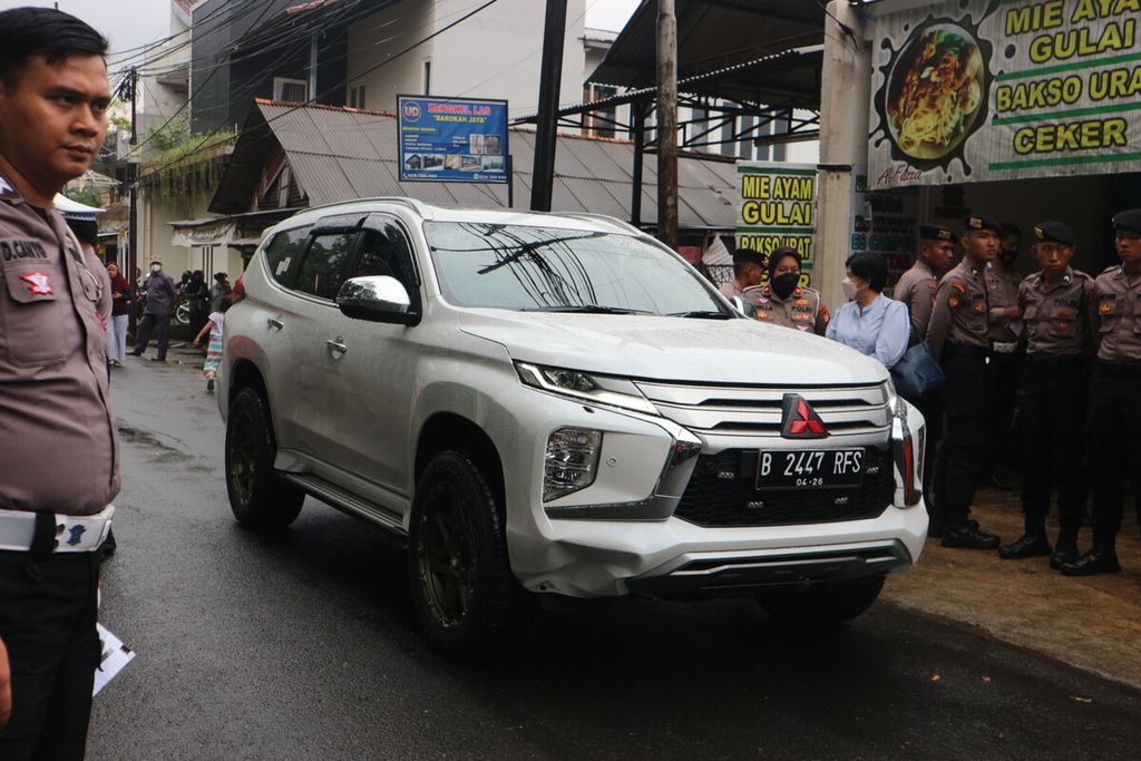 Tampilan mobil sport Pajero yang dikendarai oleh Eko Setio Budi Wahono pada saat rekonstruksi kasus kecelakaan Hasya di Jalan Srengseng Sawah, Jagakarsa, Jakarta Selatan, Kamis (2/2/2023). 
